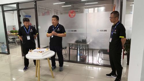 張校，馮校，闞校，三位校長切沈陽校區(qū)三周年蛋糕