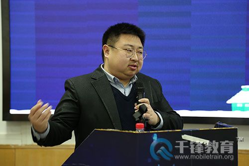 大連半島看車(chē)新聞傳媒有限公司前端技術(shù)總監(jiān)寅一博做分享講解