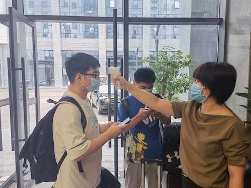 報(bào)到測量體溫(2)